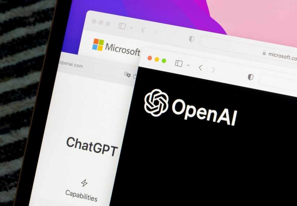 Firmenlogos von OpenAI, ChatGPT, Microsoft.